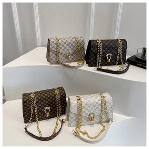 Collection de sacs bandoulière à monogramme en quatre couleurs avec chaîne et boucle en U