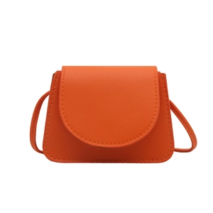 Minimalistische leuchtend orangefarbene Mini-Umhängetasche mit feiner Lederstruktur