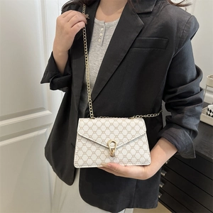 Sac à bandoulière vintage crème avec motif rétro et boucle métallique dorée en forme de U