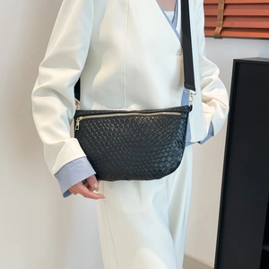 Sac bandoulière tissé rétro avec zip doré et large bandoulière pour la mode 2025