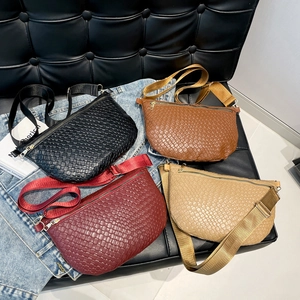 Sacs bandoulière tressés rétro pour femmes en noir, marron, bordeaux et beige