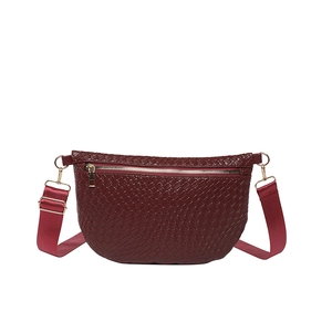 Sac bandoulière bordeaux tissé à la mode avec fermeture éclair dorée et sangle réglable