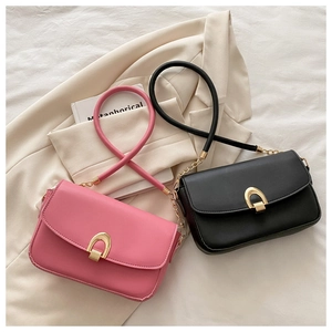 Gros plan sur des sacs en cuir minimalistes avec d'élégantes boucles dorées en forme de U