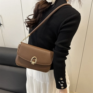 Sac bandoulière vintage marron avec boucle fer à cheval dorée et bandoulière longue