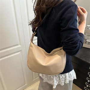 Sac hobo minimaliste en cuir PU beige avec large bandoulière et imprimé tendance