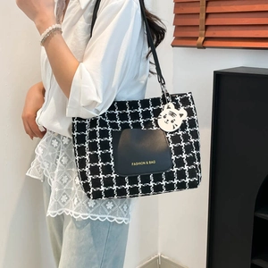 Borsa tote classica a scacchi bianchi e neri con ciondolo a gatto e tasca frontale