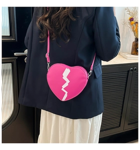 Vue arrière d'un mannequin portant un sac bandoulière coeur fuchsia brillant avec éclair blanc