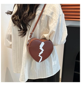 Détail du sac bandoulière cœur en cuir PU marron foncé avec motifs d'éclairs blancs