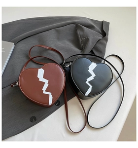 Sacs à bandoulière chics en forme de cœur marron et noir avec motifs d'éclairs blancs