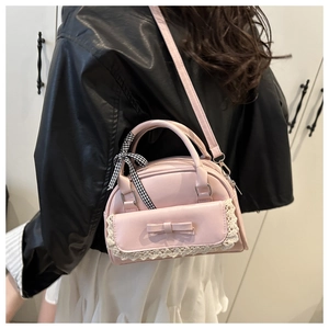 Rosa Schultertasche mit Schleife und Spitze kombiniert mit einer schwarzen Lederjacke