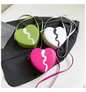 Détails des sacs à bandoulière en forme de cœur en vert, blanc et rose fuchsia chic