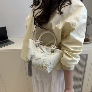 Sac seau brodé de style chinois moderne avec motifs bambou et texture effet soie