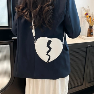 Sac bandoulière blanc en forme de cœur avec motif cœur brisé noir et bandoulière