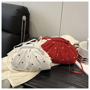 Détails de sacs cabas en mousseline plissée avec broderies florales rouges et blanches