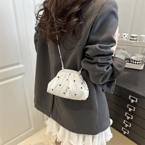 Sac à bandoulière blanc plissé forme nuage avec motif floral noir et bandoulière