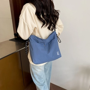 Sac bandoulière en nylon bleu pour femme avec détail de cordon de serrage sport