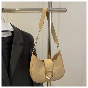 Dettaglio borsa a spalla beige stampa coccodrillo con fibbia a D oro e catena