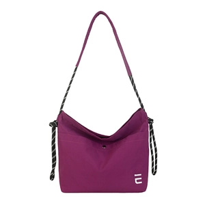 Sac bandoulière minimaliste en nylon violet avec poche avant et sangle en corde bicolore