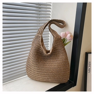 Gros plan détaillé d'un sac cabas en paille tressée main avec doublure et décor de tulipe