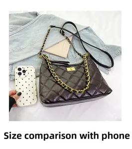 Confronto dimensioni borsa trapuntata con cellulare per scala e proporzione