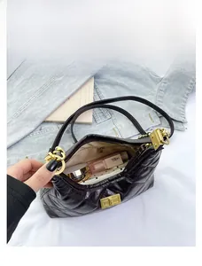 Vista interna della borsa tote trapuntata che mostra la grande capacità per trucchi