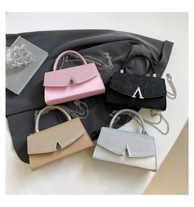 Gros plan sur quatre sacs bandoulière pailletés en rose, noir, beige et argent