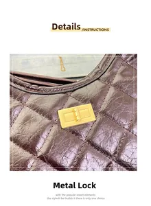 Dettaglio della chiusura a girello in oro vintage su borsa in pelle trapuntata