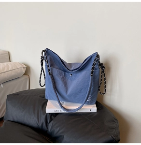 Détail du grand sac cabas bleu marine avec bandoulière tissée et rayures blanches