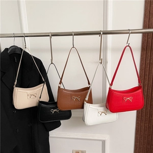 Sac baguette en cuir crocodile synthétique avec nœud décoratif disponible en cinq couleurs