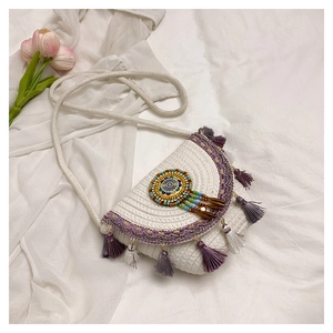 Vue détaillée du sac bohème tressé avec glands violets et décorations en perles chic