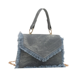 Mini sac bandoulière en denim bleu avec franges, chaîne dorée et rabat enveloppe élégant