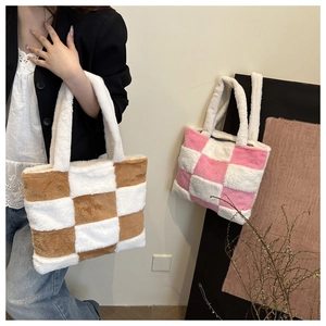 Détail du sac cabas à carreaux en peluche montrant la texture douce et la grande capacité