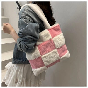 Détail du cabas en fausse fourrure à carreaux rose et blanc porté avec un jean