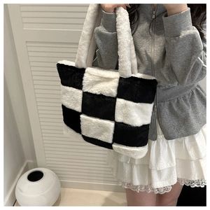 Détail de la texture pelucheuse douce sur ce sac cabas à damier noir et blanc pour femmes