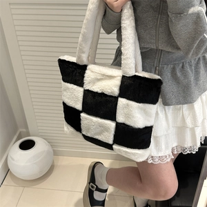 Sac à main chic en peluche à carreaux noir et blanc avec poignées en fourrure pour l'hiver