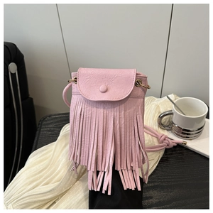 Détail du sac bandoulière rose en cuir grainé avec de longues franges bohèmes