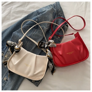 Dettaglio della borsa a spalla increspata con foulard di seta a motivi vintage