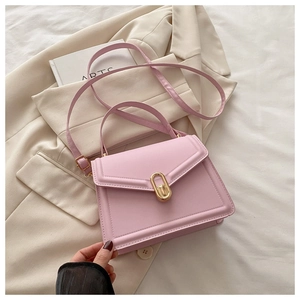 Sac à main enveloppe rose avec fermoir rotatif doré et fine bandoulière réglable