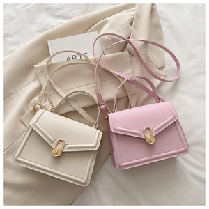 Vue de dessus des sacs à main crème et rose avec fermoirs dorés ovales pivotants