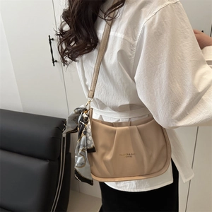 Elegante borsa a tracolla plissettata color albicocca con foulard di seta decorativo
