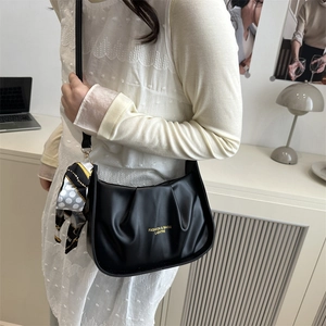 Sac sous le bras plissé noir avec foulard en soie décoratif et lettrage doré pour femme