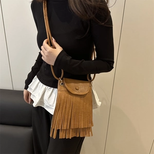 Sac bandoulière moderne à franges marron caramel avec détails de glands pour femme