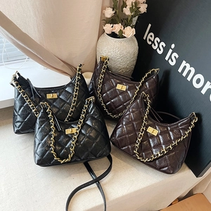 Borse tote trapuntate a rombi con tracolle a catena oro in nero e marrone