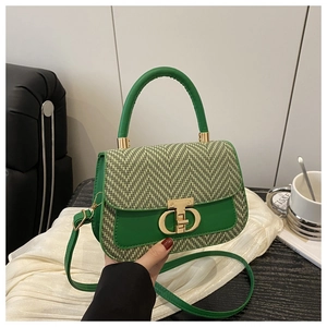 Détail d'un sac à main vert avec motif pied-de-poule et boucle métallique dorée chic