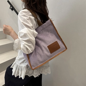 Stylische lila Cord-Einkaufstasche für Damen mit braunem Besatz und Lederaufnäher