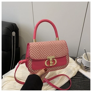 Gros plan du sac à main en tweed rose avec un fermoir rotatif doré en forme de logo CD