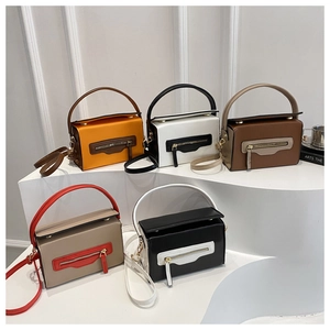 Set di borse quadrate alla moda con cerniere a contrasto e manici superiori rigidi