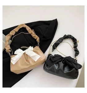 Détails des sacs nuage camel et noir avec nœud papillon géant et bandoulière en chaîne dorée