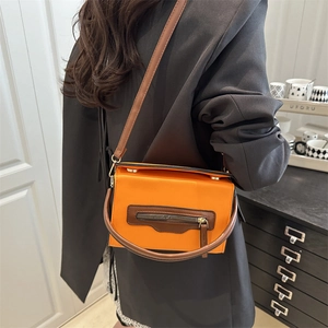 Borsa a tracolla in tela arancione con cinturini in pelle marrone e zip in metallo