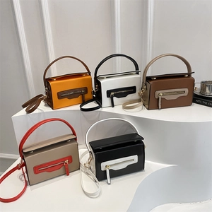 Borsa a mano squadrata minimalista con zip a contrasto disponibile in cinque colori